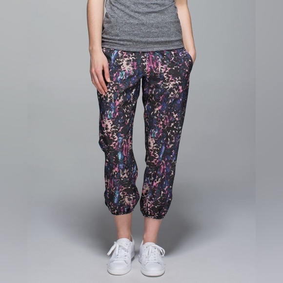 Lululemon Women’s Om Mesh Jogger Pants Floral Sport Black Multi Size 2 - Picture 1 of 16